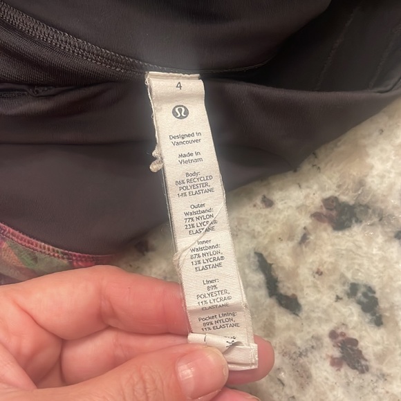 Lulu lemon size 4 speed - Picture 4 of 4